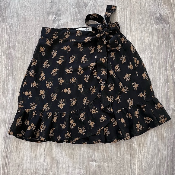 Hollister Dresses & Skirts - Hollister Ultra High Rise Floral Skirt size XS